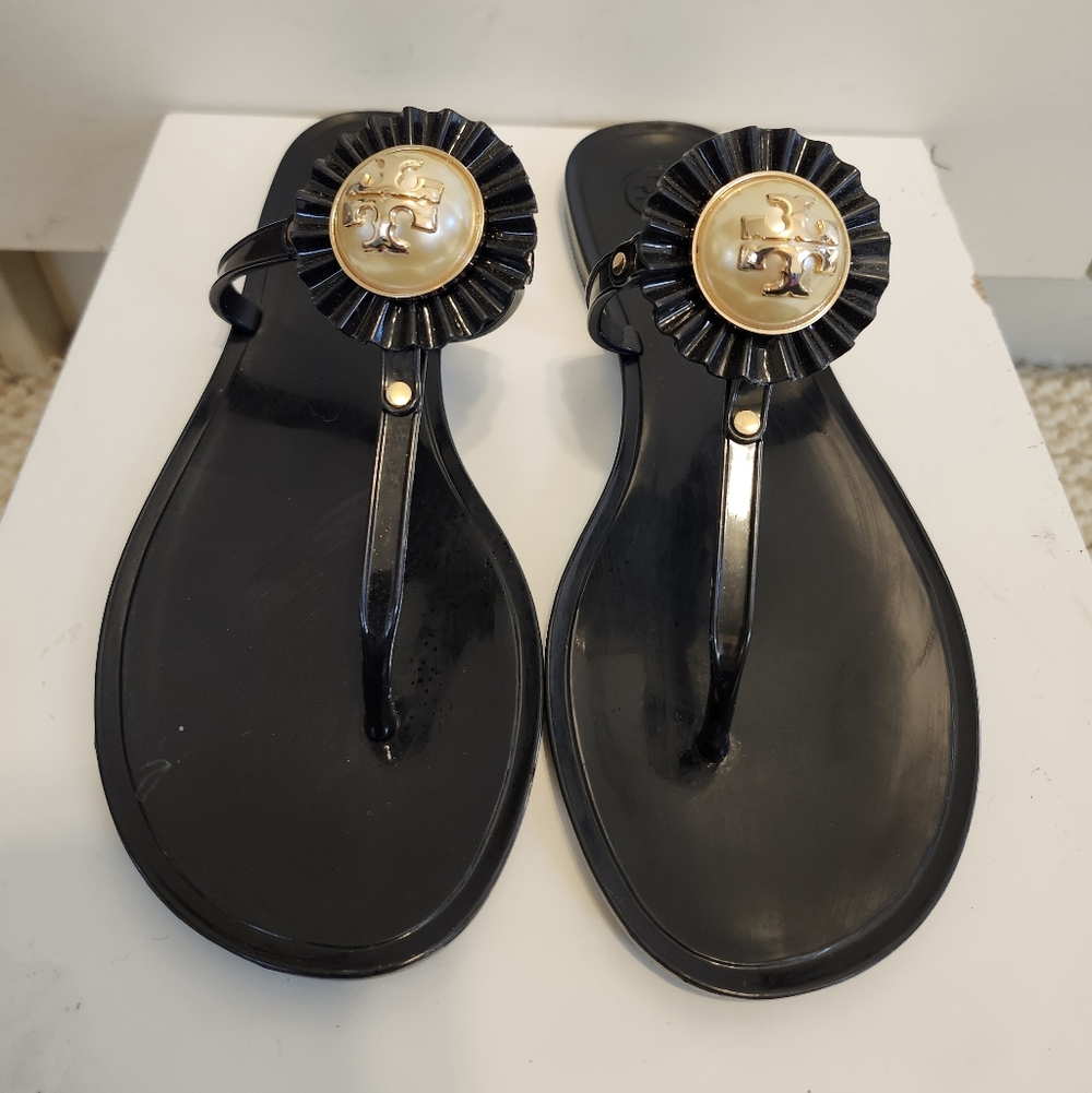 NEW Tory Burch "Melody" Black Patent Pearl Medallion Logo Sandals Sz.7 Ret. $249 - Picture 2 of 5